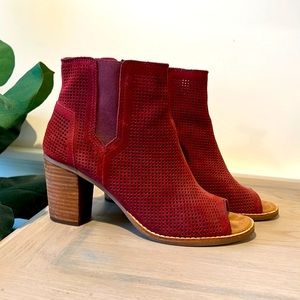 TOMS size 8.5 Majorca burgundy Suede Perforated opened toed Booties!